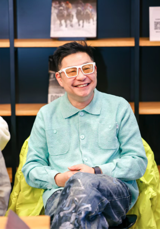 爱涂妆新闻｜当墙面成为画布 一场关于色彩、肌理与即兴创作的对话